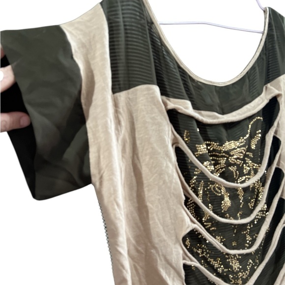 Unique Distressed Short Sleeve Top - Dark Green & Cream with Lion Design. XXL - Picture 3 of 5
